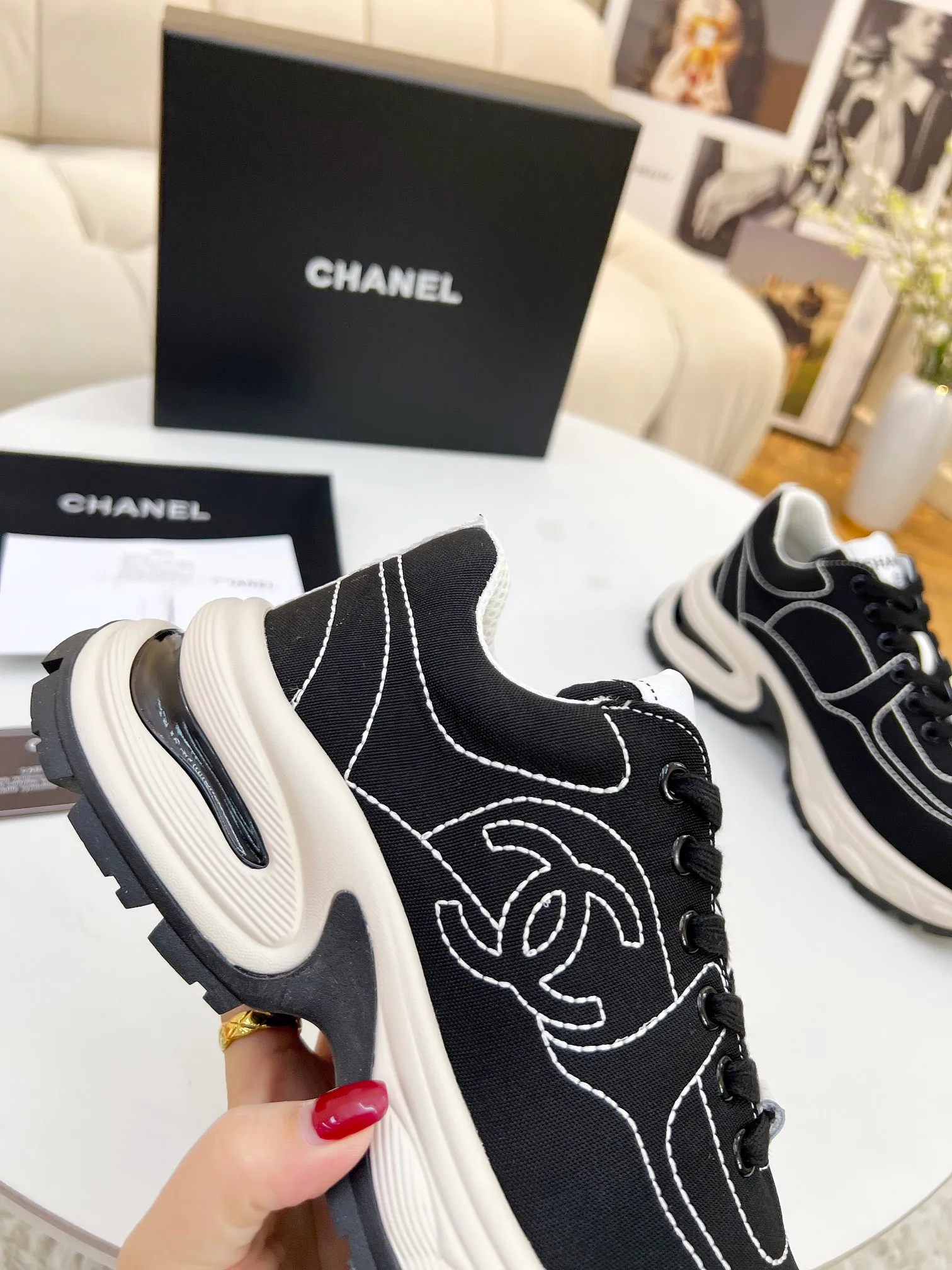 👟👟Ex-factory price 500👟👟 Cloth CHANEL 25C new casual shoes for early spring vacation. A pair of comfortable shoes can reduce the fatigue on your feet. The new style is very versatile, whether it is daily wear or a sister party. It can be easily used for commuting in the workplace, outdoor sports and various occasions. It can increase the height, straighten the legs, modify the shape of the feet, is comfortable and comfortable without rubbing the feet, and has good breathability. It can also be worn in summer. Office workers can also easily own it when wearing it. The fabric is pebbled cowhide + plaid pad to show off sheepskin. The original open-molded rubber foam outsole! size: 35-40 (41 customized, non-refundable and non-exchangeable)